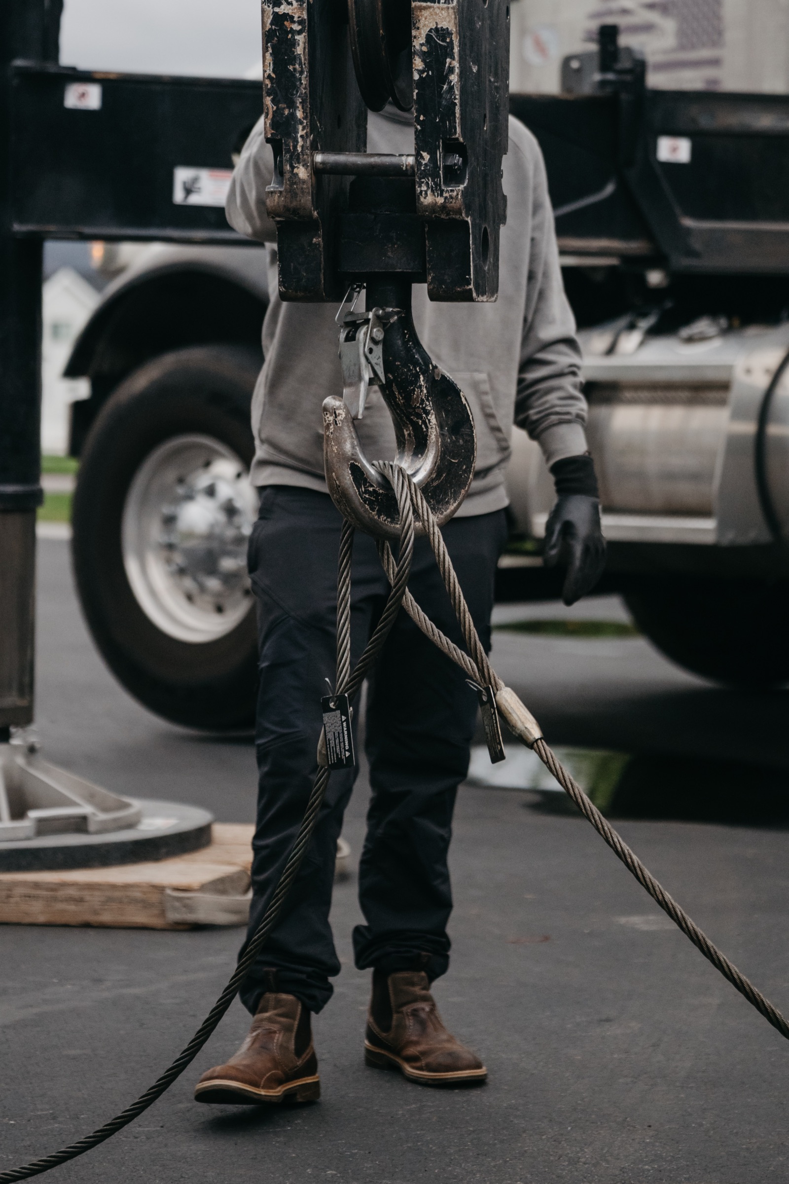 Lifting straps rigged at the trailer